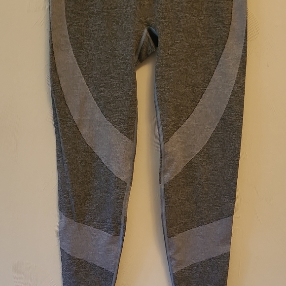PINK Victoria's Secret Charcoal Leggings - Picture 7 of 12